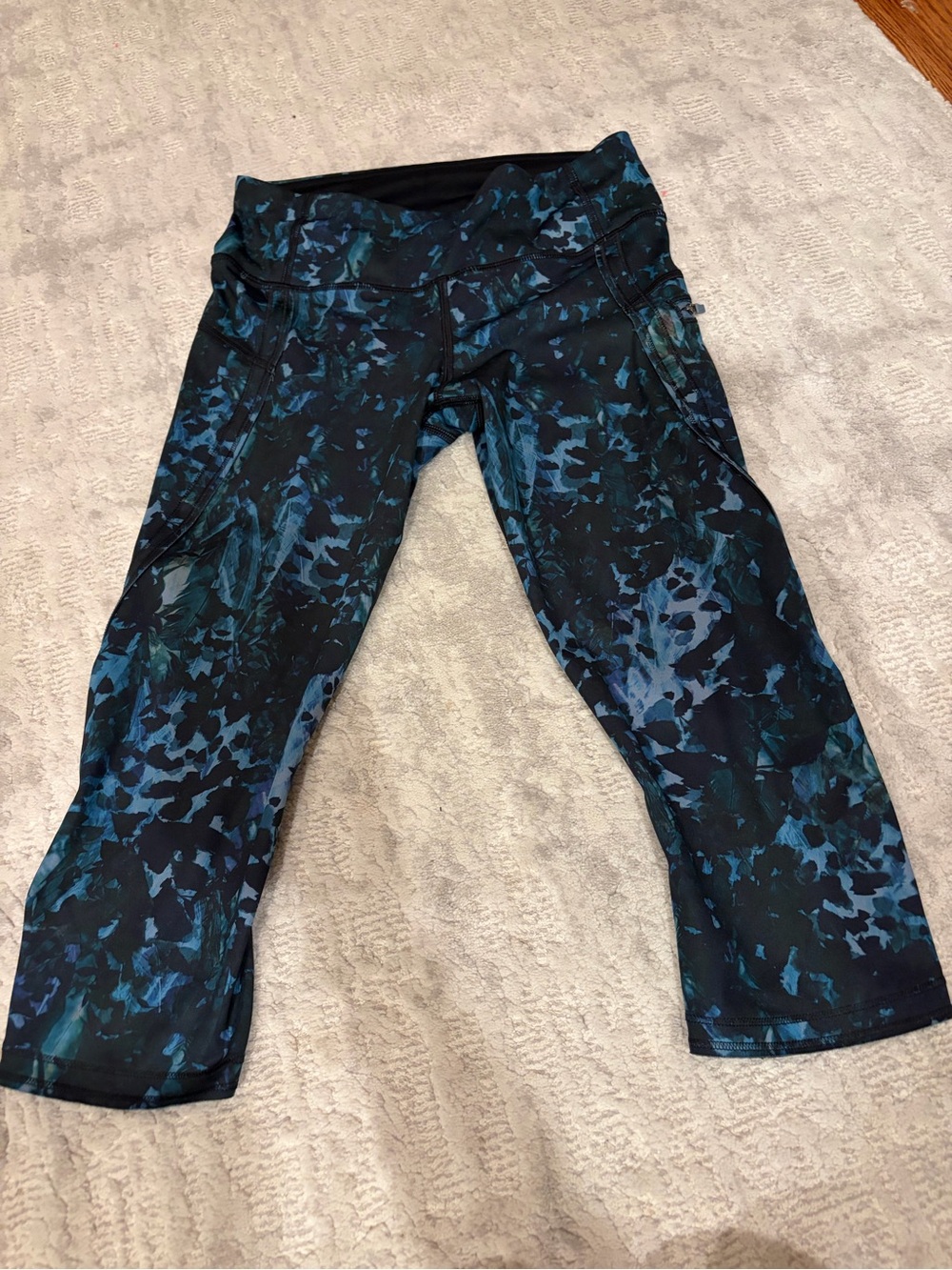 Womanโs lululemon Capri Leggings in Teal & Black print